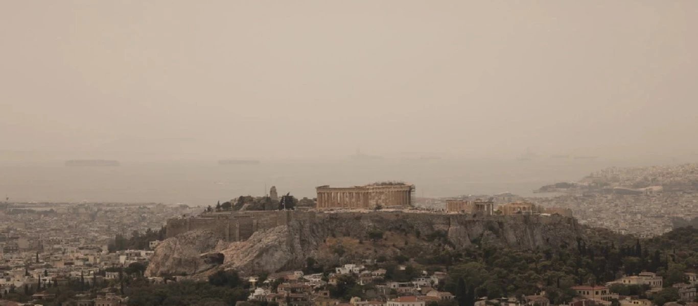 Φωτιά στα Βίλια: Τεράστιο σύννεφο καπνού πάνω από την Ακρόπολη (φώτο)